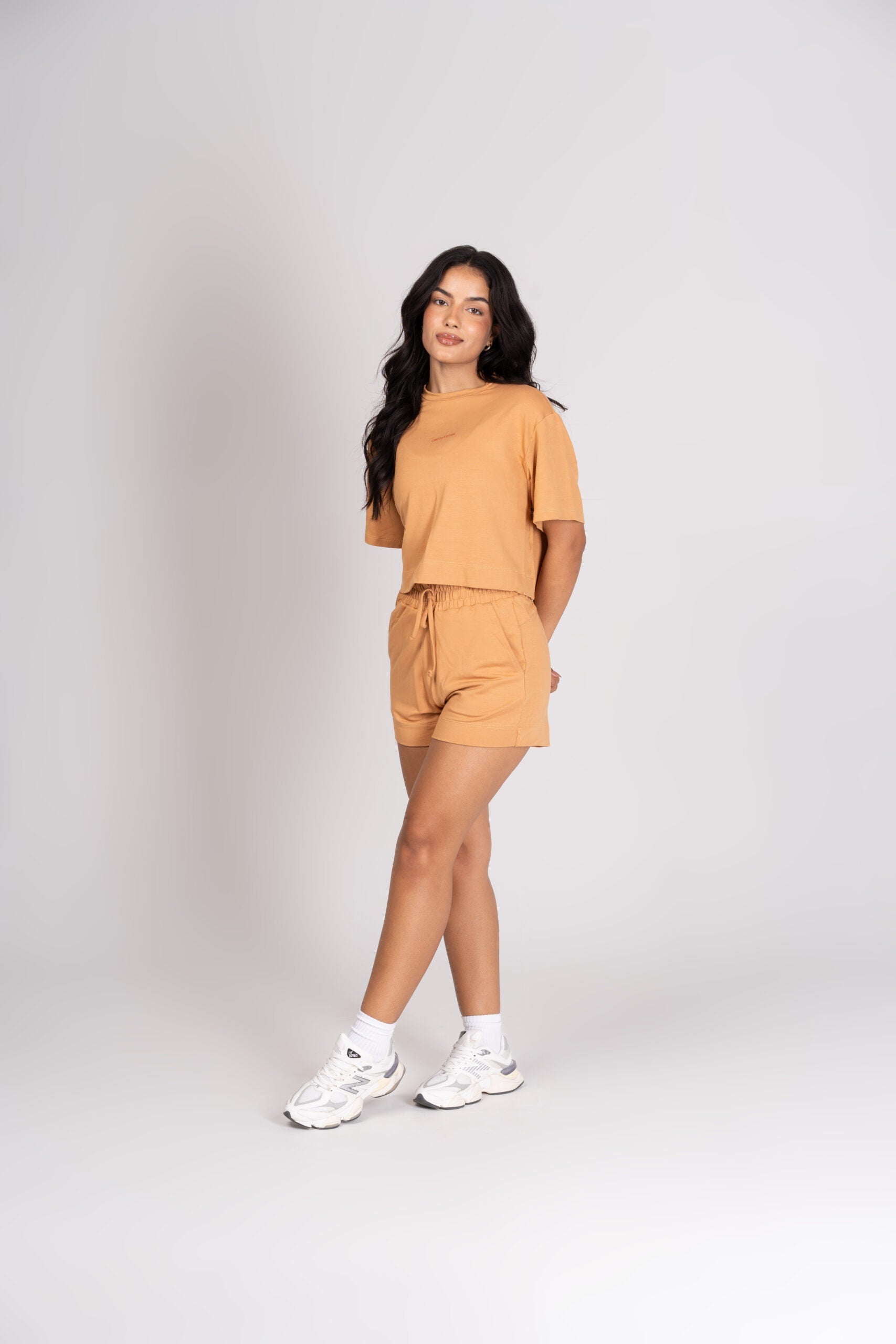 Conjunto Caramelo Short com Bolsos e T-Shirt Athleisure