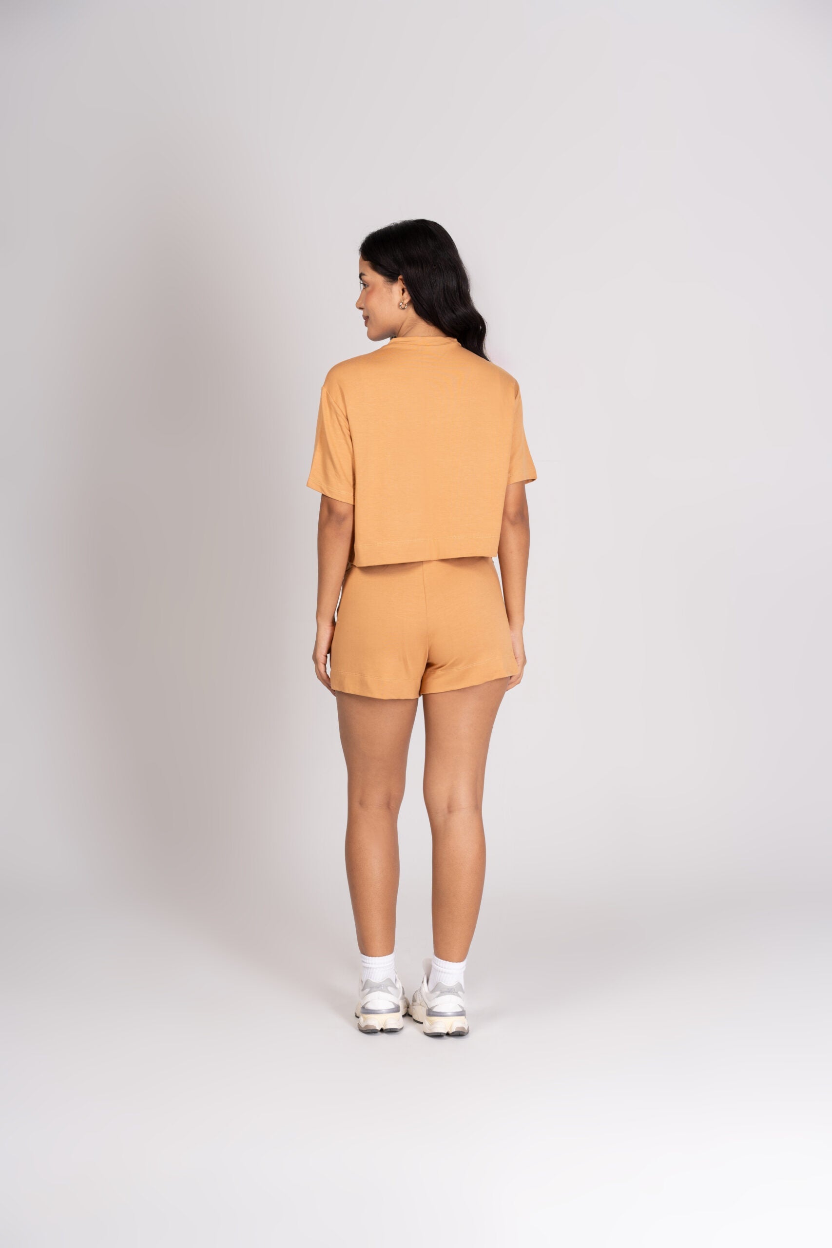 Conjunto Caramelo Short com Bolsos e T-Shirt Athleisure