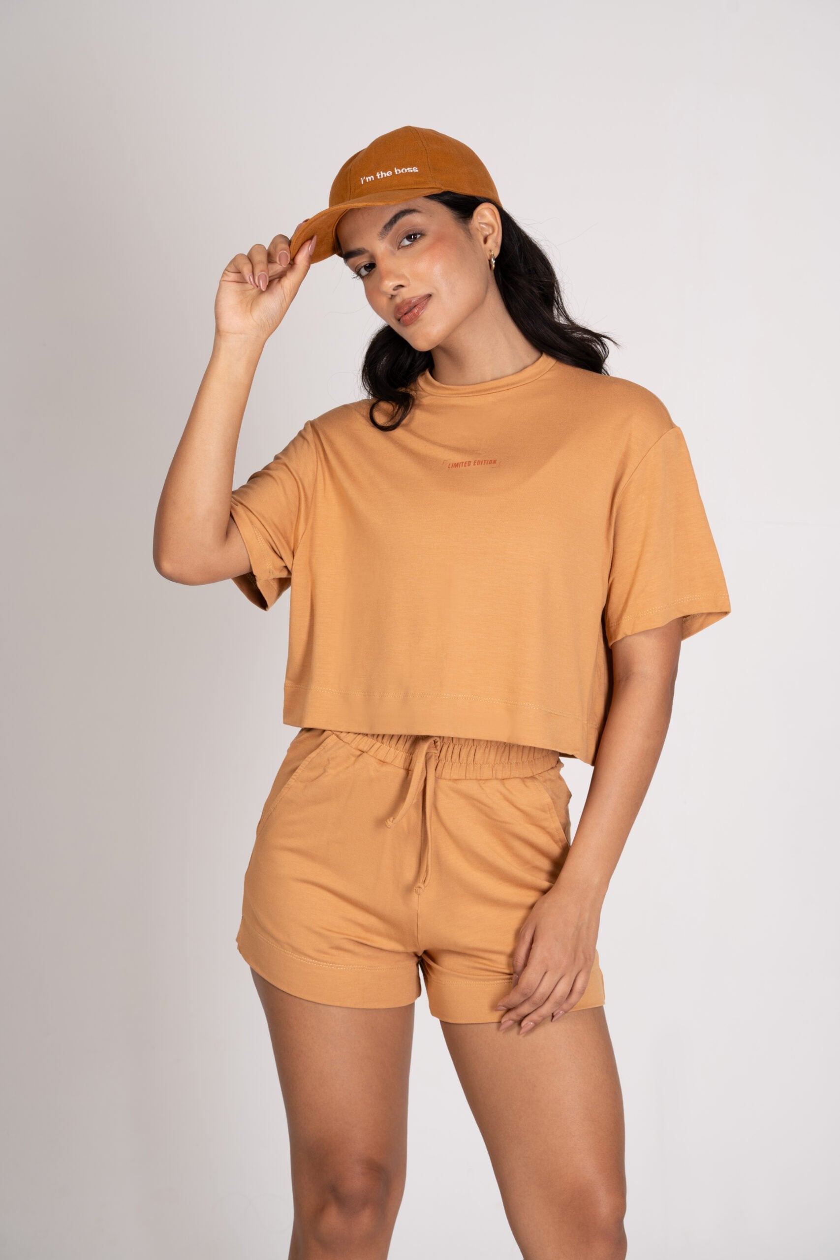 Conjunto Caramelo Short com Bolsos e T-Shirt Athleisure